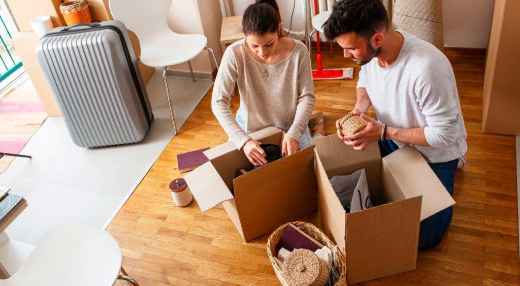 personas embalando para mudanza